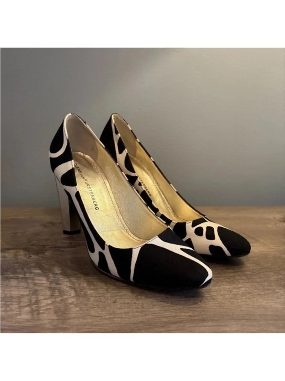 Diane Von Furstenberg Women's Black White Print Pump Heels Shoes Gold Heel 7M - Picture 13 of 14